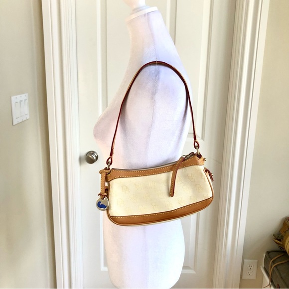 Sold Dooney & Bourke Shoulder Bag in Cream Tan Canvas Leather Signature Logo Y2K - Picture 4 of 7